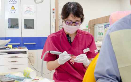 歯科技工士の仕事の様子